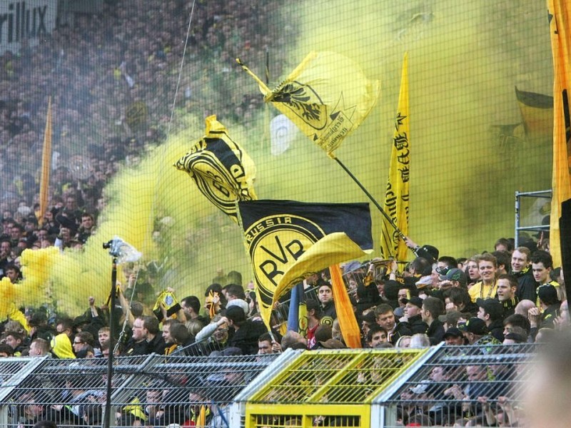 Leider Pyrotechnik auf der Südtribüne.