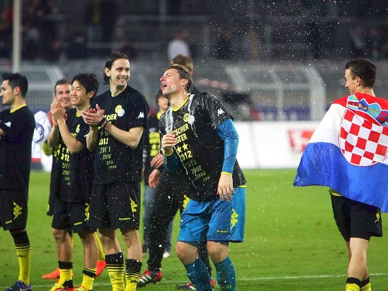 Jubel der Mannschaft, Roman Weidenfeller schüttelt Bier aus.