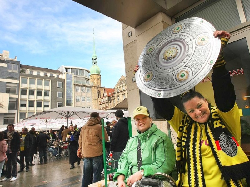 Am Nachmittag wähnen sich viele Fans schon als Meister, weil Bremen gegen Bayern führt. Hier am Alten Markt.