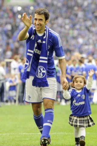 Mit stehenden Ovationen verabschiedeten sich die Fans des FC Schalke von ihrem Liebling Raúl. Der Spanier drehte mit seinen Kindern ein paar Ehrenrunden durch die Arena und bedankte sich bei seinen Anhängern.