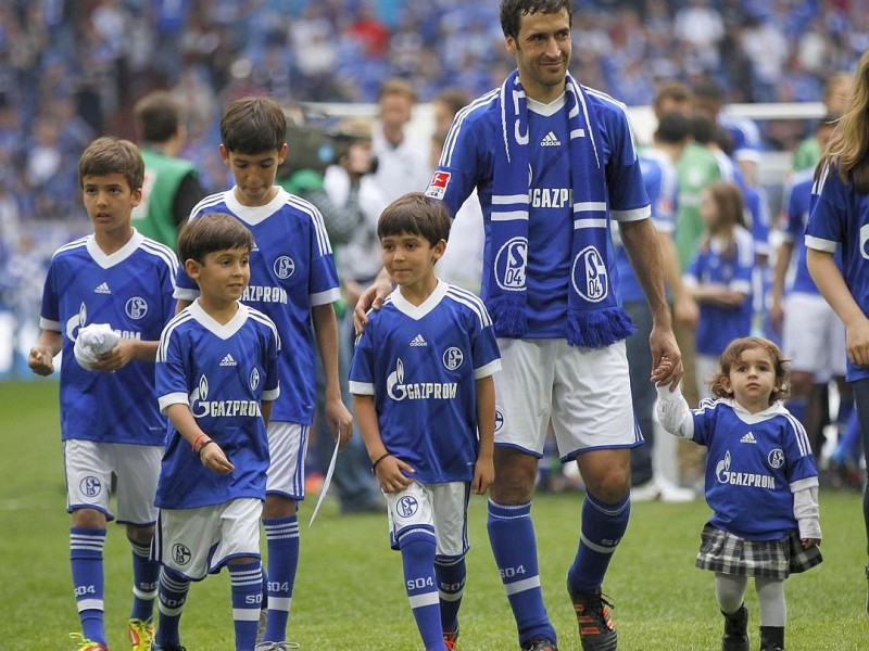 Mit stehenden Ovationen verabschiedeten sich die Fans des FC Schalke von ihrem Liebling Raúl. Der Spanier drehte mit seinen Kindern ein paar Ehrenrunden durch die Arena und bedankte sich bei seinen Anhängern.