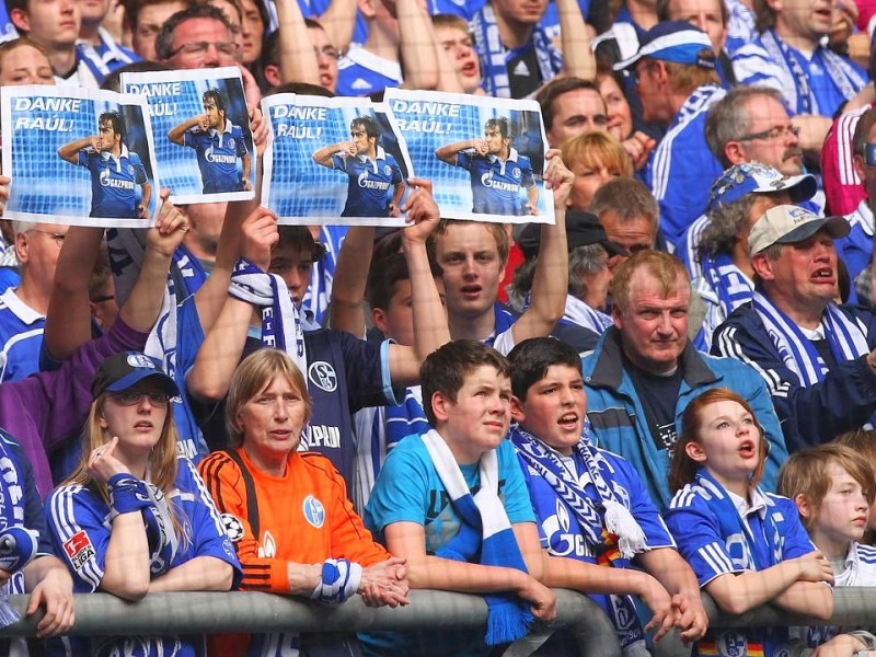 Mit stehenden Ovationen verabschiedeten sich die Fans des FC Schalke von ihrem Liebling Raúl. Der Spanier drehte mit seinen Kindern ein paar Ehrenrunden durch die Arena und bedankte sich bei seinen Anhängern.