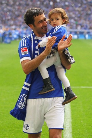 Mit stehenden Ovationen verabschiedeten sich die Fans des FC Schalke von ihrem Liebling Raúl. Der Spanier drehte mit seinen Kindern ein paar Ehrenrunden durch die Arena und bedankte sich bei seinen Anhängern.