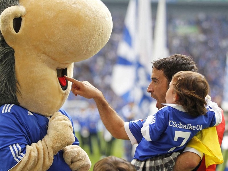 Mit stehenden Ovationen verabschiedeten sich die Fans des FC Schalke von ihrem Liebling Raúl. Der Spanier drehte mit seinen Kindern ein paar Ehrenrunden durch die Arena und bedankte sich bei seinen Anhängern.