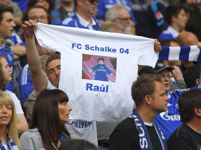 Mit stehenden Ovationen verabschiedeten sich die Fans des FC Schalke von ihrem Liebling Raúl. Der Spanier drehte mit seinen Kindern ein paar Ehrenrunden durch die Arena und bedankte sich bei seinen Anhängern.