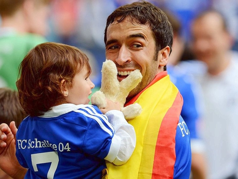 Mit stehenden Ovationen verabschiedeten sich die Fans des FC Schalke von ihrem Liebling Raúl. Der Spanier drehte mit seinen Kindern ein paar Ehrenrunden durch die Arena und bedankte sich bei seinen Anhängern.