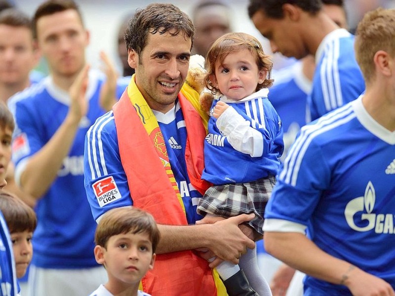 Mit stehenden Ovationen verabschiedeten sich die Fans des FC Schalke von ihrem Liebling Raúl. Der Spanier drehte mit seinen Kindern ein paar Ehrenrunden durch die Arena und bedankte sich bei seinen Anhängern.