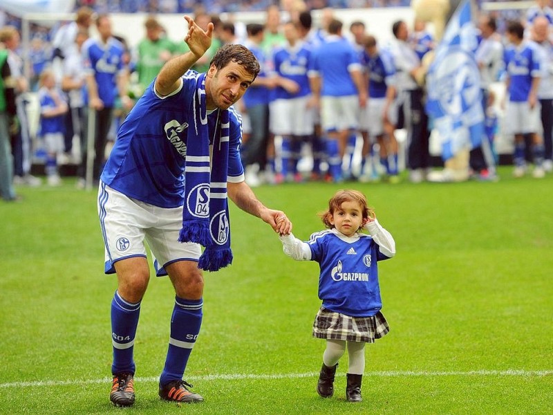 Mit stehenden Ovationen verabschiedeten sich die Fans des FC Schalke von ihrem Liebling Raúl. Der Spanier drehte mit seinen Kindern ein paar Ehrenrunden durch die Arena und bedankte sich bei seinen Anhängern.