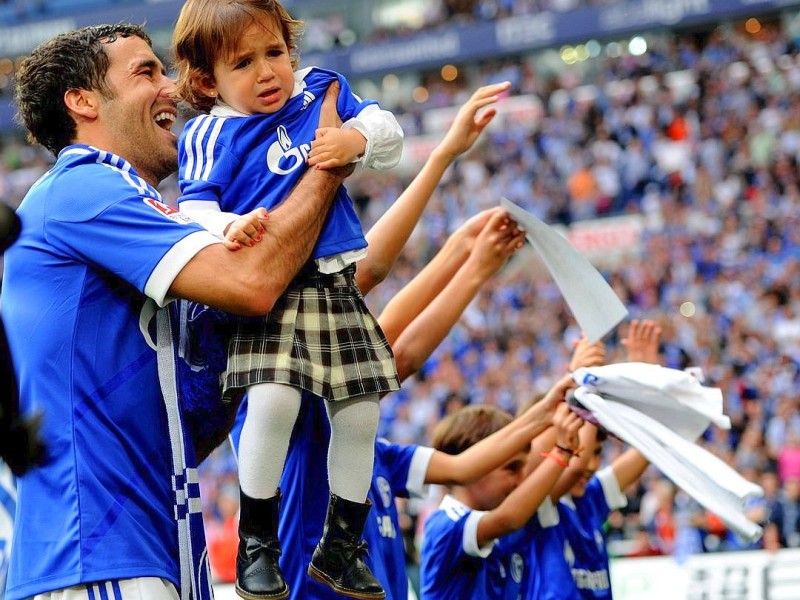 Mit stehenden Ovationen verabschiedeten sich die Fans des FC Schalke von ihrem Liebling Raúl. Der Spanier drehte mit seinen Kindern ein paar Ehrenrunden durch die Arena und bedankte sich bei seinen Anhängern.