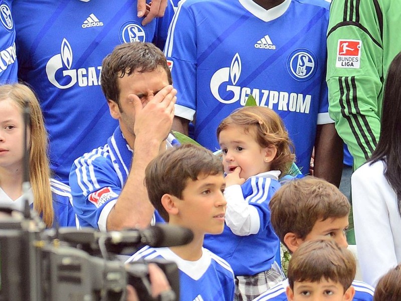 Mit stehenden Ovationen verabschiedeten sich die Fans des FC Schalke von ihrem Liebling Raúl. Der Spanier drehte mit seinen Kindern ein paar Ehrenrunden durch die Arena und bedankte sich bei seinen Anhängern.