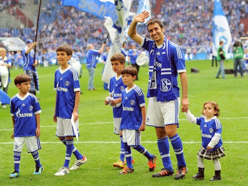 Mit stehenden Ovationen verabschiedeten sich die Fans des FC Schalke von ihrem Liebling Raúl. Der Spanier drehte mit seinen Kindern ein paar Ehrenrunden durch die Arena und bedankte sich bei seinen Anhängern.