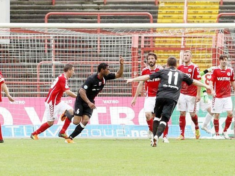 3. Fußball Bundesliga  RWO -  Jahn Regensburg am 28.04.2012 im Niederrheinstadion Oberhausen.Im letzten Heimspiel verlor RWO 1:2 und stieg damit in die Regionalliga abRegensburg jubelt nach dem Tor zum 1:2Foto: Kerstin Bögeholz / WAZ FotoPool