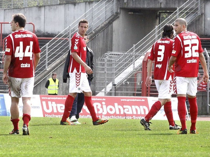 3. Fußball Bundesliga  RWO -  Jahn Regensburg am 28.04.2012 im Niederrheinstadion Oberhausen.Im letzten Heimspiel verlor RWO 1:2 und stieg damit in die Regionalliga ab.Drehen vor den aufgebrachten Fans ab...Foto: Kerstin Bögeholz / WAZ FotoPool