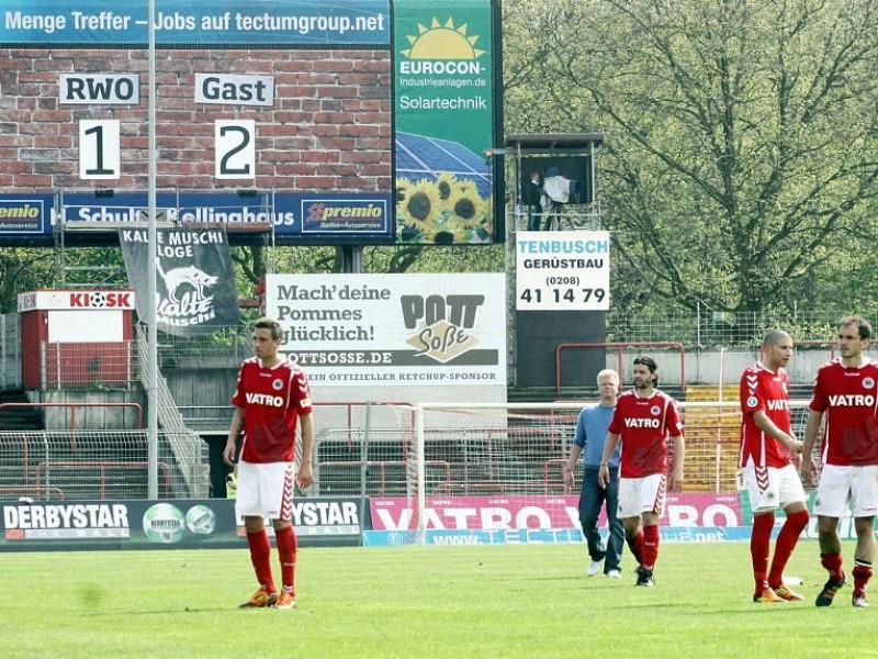 3. Fußball Bundesliga  RWO -  Jahn Regensburg am 28.04.2012 im Niederrheinstadion Oberhausen.Im letzten Heimspiel verlor RWO 1:2 und stieg damit in die Regionalliga ab.Auf dem Weg zu den Fans..Foto: Kerstin Bögeholz / WAZ FotoPool