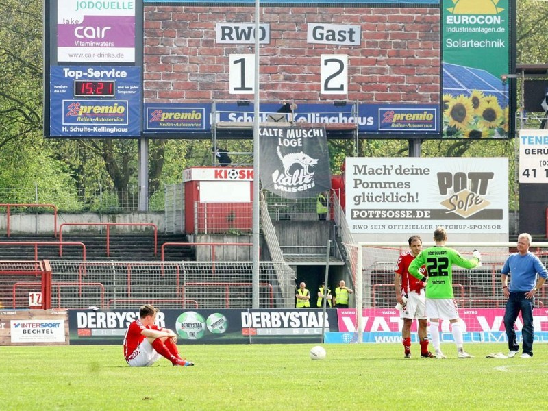 3. Fußball Bundesliga  RWO -  Jahn Regensburg am 28.04.2012 im Niederrheinstadion Oberhausen.Im letzten Heimspiel verlor RWO 1:2 und stieg damit in die Regionalliga abFoto: Kerstin Bögeholz / WAZ FotoPool