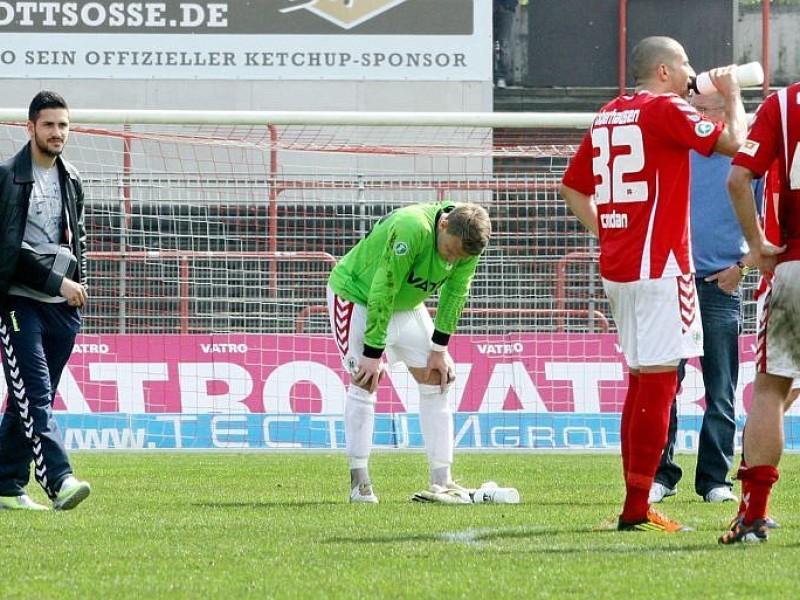 3. Fußball Bundesliga  RWO -  Jahn Regensburg am 28.04.2012 im Niederrheinstadion Oberhausen.Im letzten Heimspiel verlor RWO 1:2 und stieg damit in die Regionalliga abFoto: Kerstin Bögeholz / WAZ FotoPool