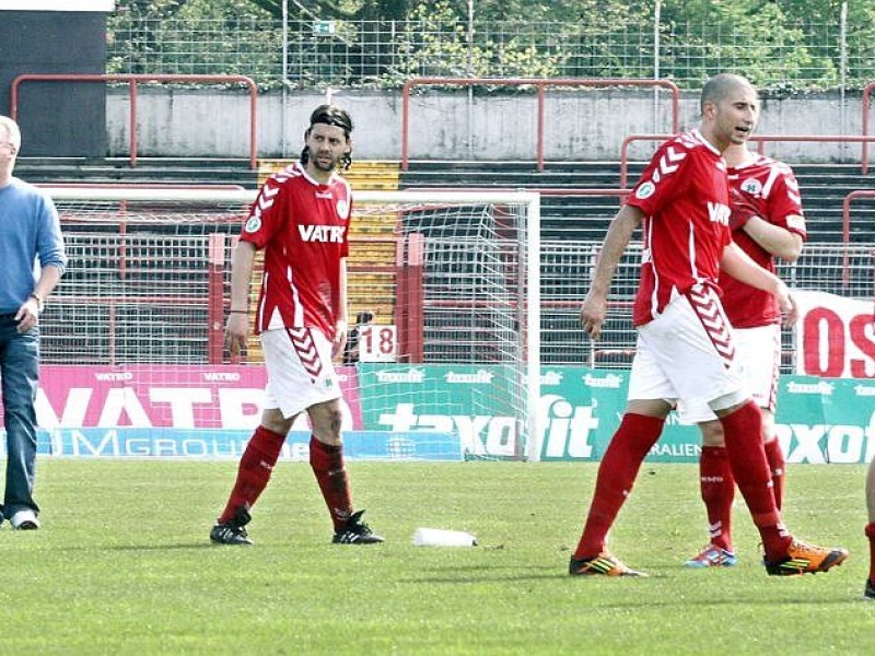 3. Fußball Bundesliga  RWO -  Jahn Regensburg am 28.04.2012 im Niederrheinstadion Oberhausen.Im letzten Heimspiel verlor RWO 1:2 und stieg damit in die Regionalliga abDrehen vor den aufgebrachten Fans ab.Foto: Kerstin Bögeholz / WAZ FotoPool