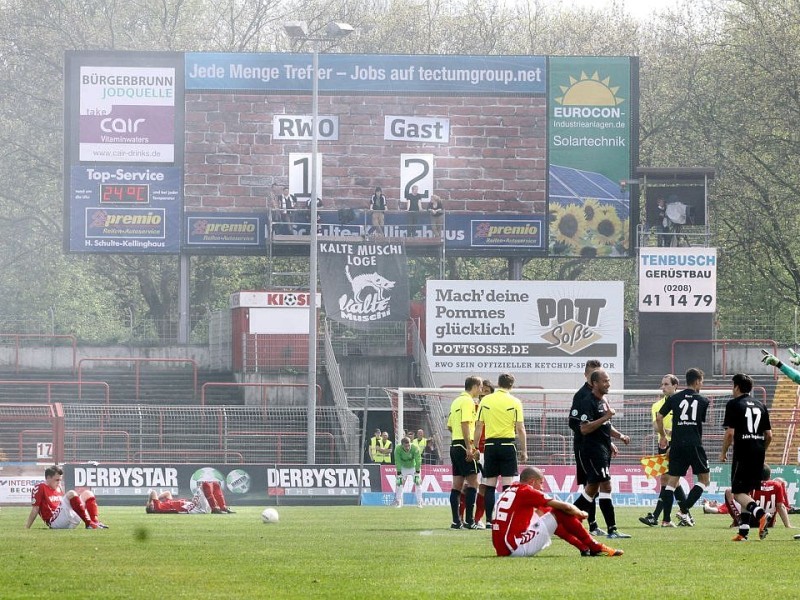 3. Fußball Bundesliga  RWO -  Jahn Regensburg am 28.04.2012 im Niederrheinstadion Oberhausen.Im letzten Heimspiel verlor RWO 1:2 und stieg damit in die Regionalliga abFoto: Kerstin Bögeholz / WAZ FotoPool