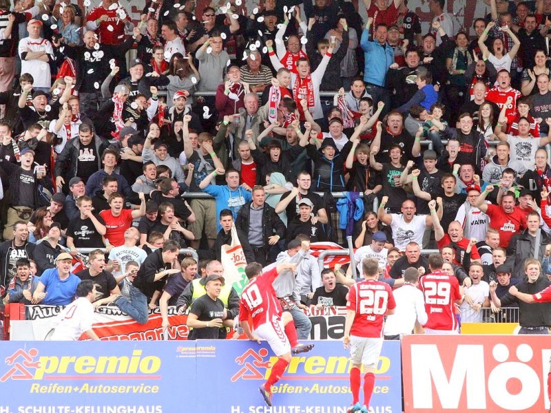 3. Fußball Bundesliga  RWO -  Jahn Regensburg am 28.04.2012 im Niederrheinstadion Oberhausen.Im letzten Heimspiel verlor RWO 1:2 und stieg damit in die Regionalliga abJubel nach dem 1:0 für RWOFoto: Kerstin Bögeholz / WAZ FotoPool