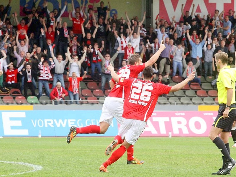 3. Fußball Bundesliga  RWO -  Jahn Regensburg am 28.04.2012 im Niederrheinstadion Oberhausen.Im letzten Heimspiel verlor RWO 1:2 und stieg damit in die Regionalliga abJubel nach dem 1:0Foto: Kerstin Bögeholz / WAZ FotoPool