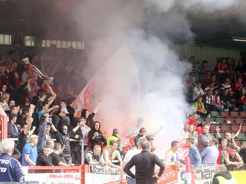 3. Fußball Bundesliga  RWO -  Jahn Regensburg am 28.04.2012 im Niederrheinstadion Oberhausen.Im letzten Heimspiel verlor RWO 1:2 und stieg damit in die Regionalliga abFoto: Kerstin Bögeholz / WAZ FotoPool