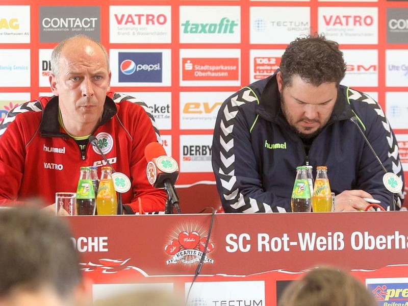 3. Fußball Bundesliga  RWO -  Jahn Regensburg am 28.04.2012 im Niederrheinstadion Oberhausen.Im letzten Heimspiel verlor RWO 1:2 und stieg damit in die Regionalliga ab.Mario Basler und Daniel Mucha bei der anschließenden PKFoto: Kerstin Bögeholz / WAZ FotoPool