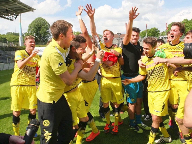 Nach dem 5:3-Sieg beim Wuppertaler SV jubelte die 2. Mannschaft von Borussia Dortmund über die Rückkehr in die dritte Liga.