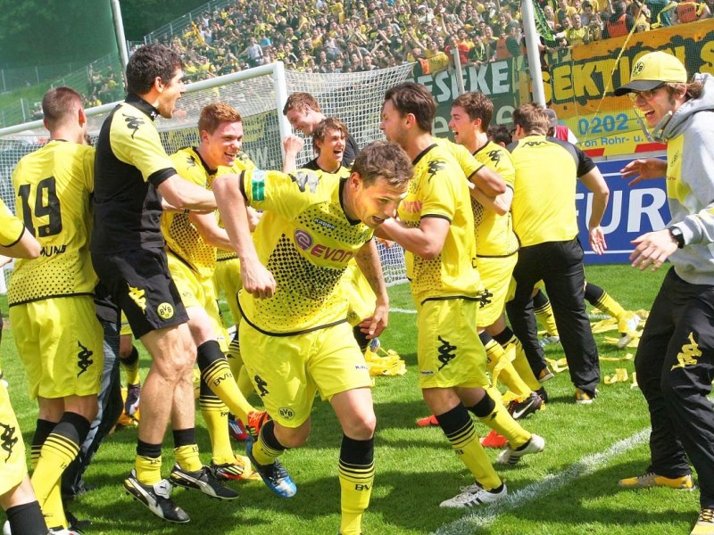 Nach dem 5:3-Sieg beim Wuppertaler SV jubelte die 2. Mannschaft von Borussia Dortmund über die Rückkehr in die dritte Liga.