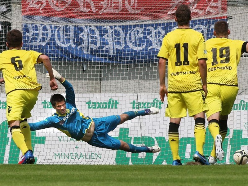 Nach dem 5:3-Sieg beim Wuppertaler SV jubelte die 2. Mannschaft von Borussia Dortmund über die Rückkehr in die dritte Liga.