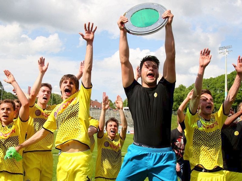 Nach dem 5:3-Sieg beim Wuppertaler SV jubelte die 2. Mannschaft von Borussia Dortmund über die Rückkehr in die dritte Liga.