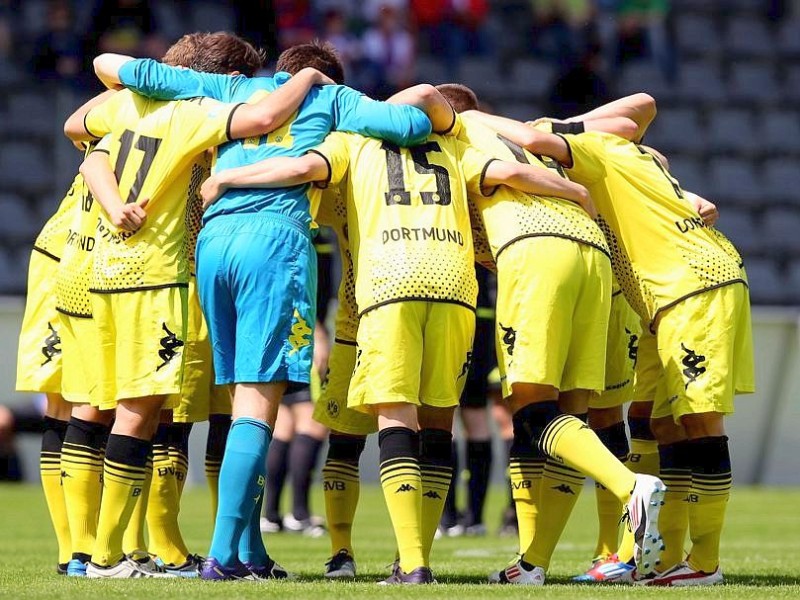 Nach dem 5:3-Sieg beim Wuppertaler SV jubelte die 2. Mannschaft von Borussia Dortmund über die Rückkehr in die dritte Liga.