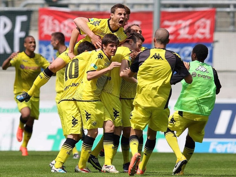 Nach dem 5:3-Sieg beim Wuppertaler SV jubelte die 2. Mannschaft von Borussia Dortmund über die Rückkehr in die dritte Liga.