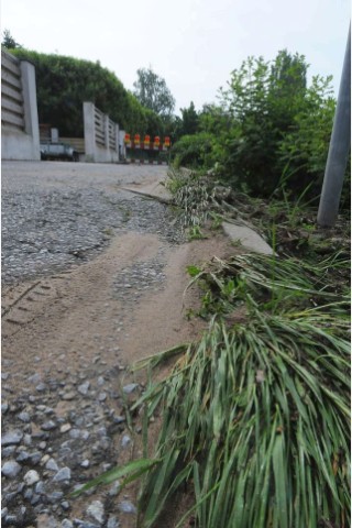 Unwetterbedingter Erdrutsch in Emmerich-Elten: Ein Wirtschaftsweg am Eltenberg wurde mit einer zehn bis 20 Zentimeter dicken Schicht aus Geröll, Lehm, Schlamm und Ziegelsteinen bedeckt. Über den Wirtschaftsweg gelangte die Erdmasse auf die Bundesstraße 8. Foto: Dirk Schuster / WAZ FotoPool