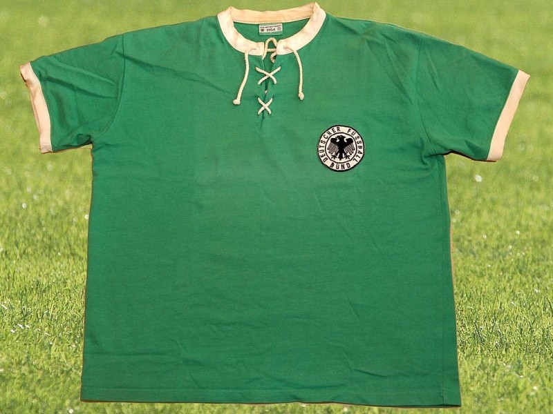 Genau 170 Trikots hat der Duisburger Thomas Richter in seiner großen Sammlung. Sein ganzer Stolz ist dieses Shirt, das Fritz Walter und Co. beim 6:1-Halbfinalsieg über Österreich bei der Weltmeisterschaft 1954 trugen. Es handelt sich um das Auswärts-Triktot der deutschen Mannschaft.