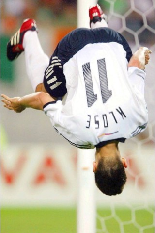 Im Finale standen sich die bis dahin erfolgreichsten Mannschaften der WM-Geschichte, Deutschland und Brasilien, erstmals bei einer WM gegenüber. Hier zu sehen ist Miroslav Klose bei einem Salto vorwärts.
