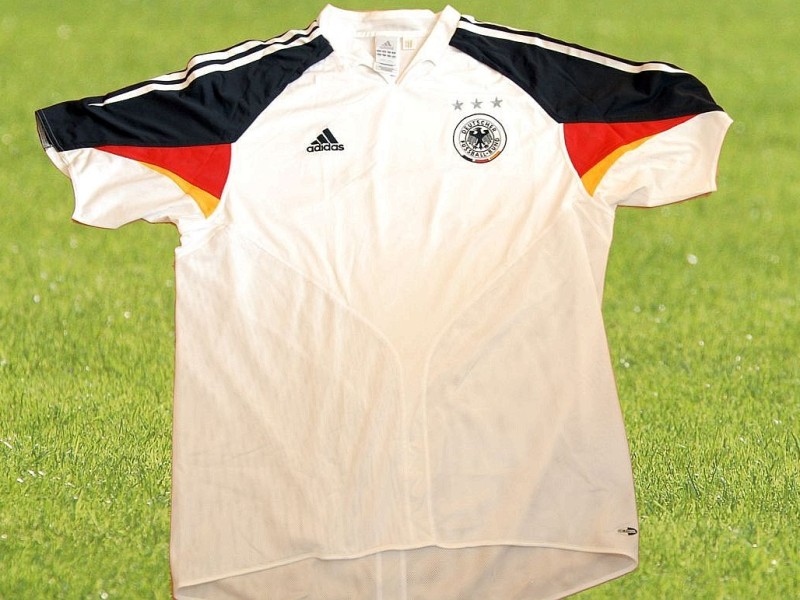 Das Heimtrikot während der Europameisterschaft 2004 in Portugal. Nach dem Aus in der Vorrunde...