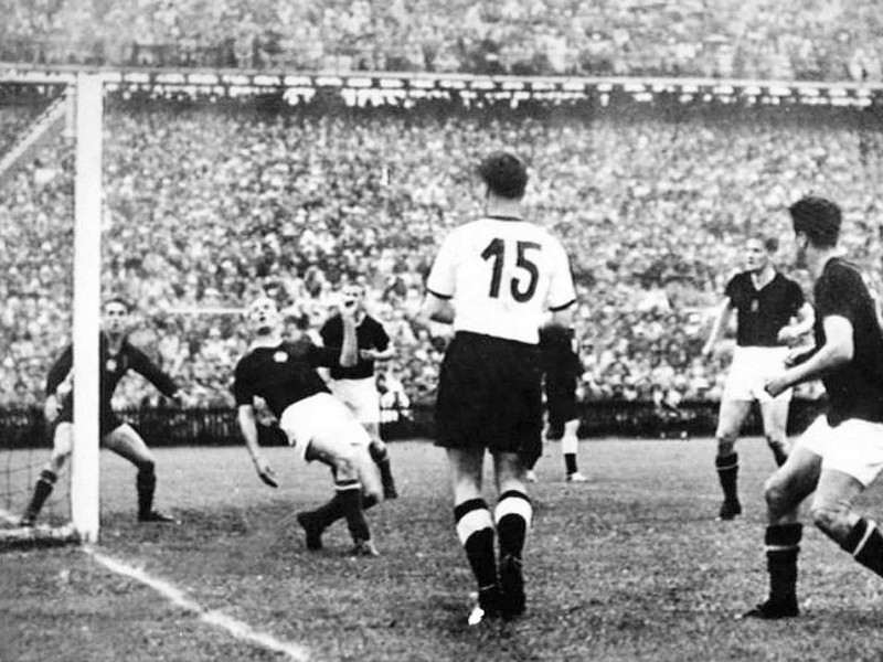 Da die Mannschaft in der Vorrunde mit 3:8 verloren hatte, hielten viele einen Sieg zunächst für unmöglich. Bei dieser Spielszene ist Ottmar Walter (vorn links) zu sehen, wie er die Verwirrung in der ungarischen Hintermannschaft beobachtet. 3:2 endete die Partie bei Fritz-Walter-Wetter.