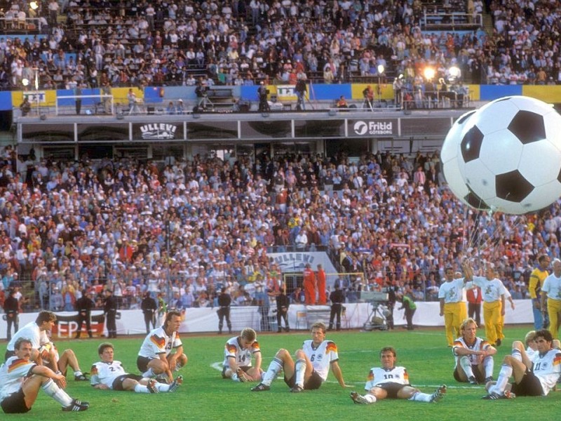 Deutschland nach der Finalniederlage enttäuscht auf dem Rasen des Ullevi Stadions. 0:2 hat das Team von Berti Vogts gegen Dänemark verloren.
