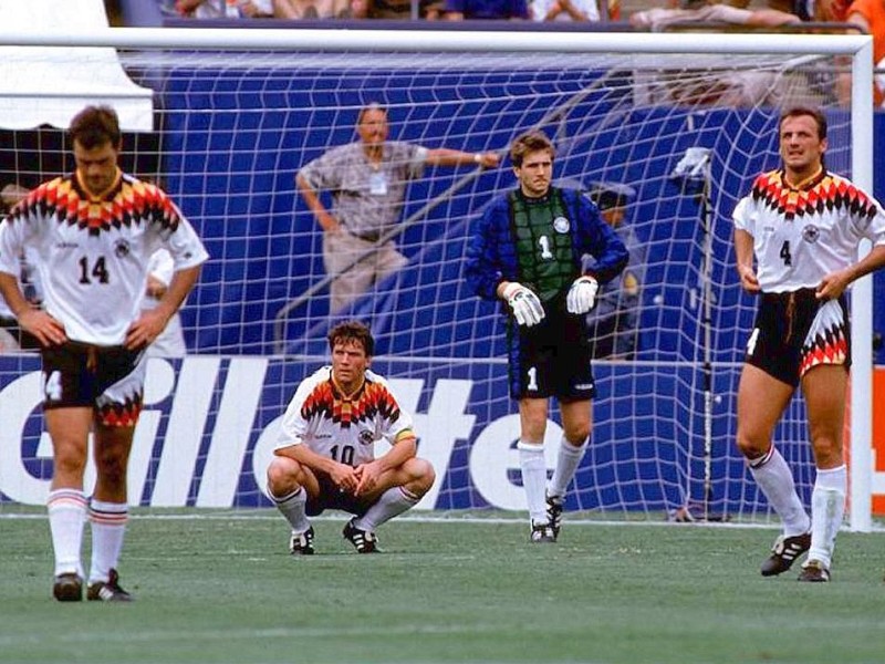 Der Moment nach dem Abpfiff: die Deutschen Berthold, Matthäus, Illgner und Kohler versuchen das Ausscheiden gegen Bulgarien zu verarbeiten. Das Spiel endete 1:2. Von links zu sehen: Thomas Berthold, Lothar Matthäus, Bodo Illgner und Jürgen Kohler.