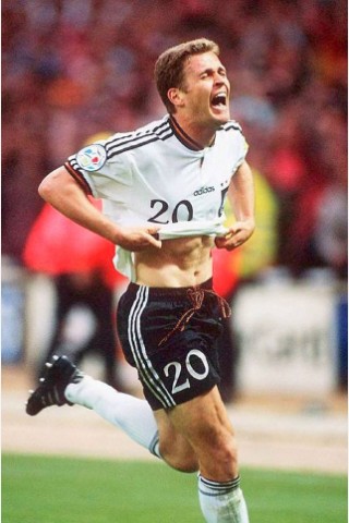 Oliver Bierhoff macht sein Team mit dem Golden Goal im Spiel gegen Tschechien zum Europameister.