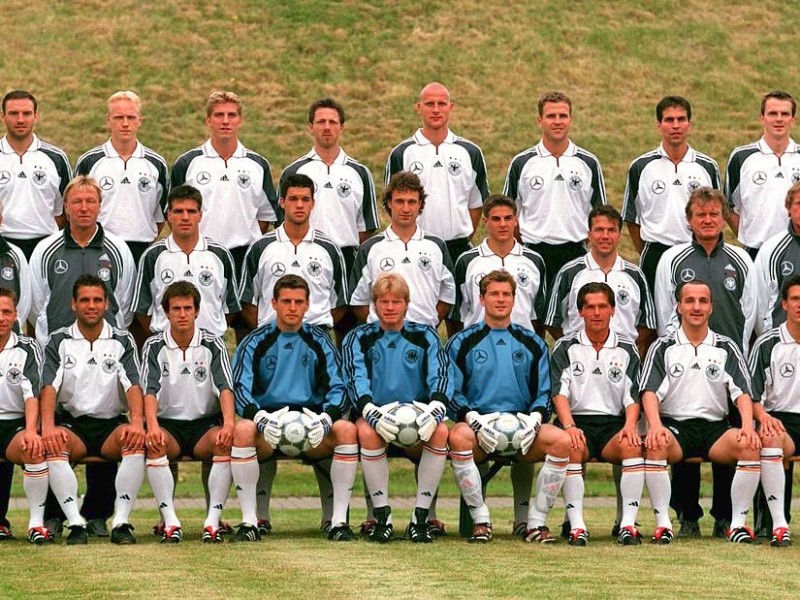 Deutschland scheiterte in diesem Turnier peinlich in der Vorrunde nach einem 0:3 gegen Portugal. Hier das Mannschaftsfoto der Elf. Hinten von links: Nowotny, Ramelow, Rehmer, Linke, Jancker, Bierhoff, Babbel, Hamann; Mitte v. li.: Ribbeck,  Hrubesch, Rink, Ballack, ...; weiter... Bode, Deisler, Matthäus, Maier, Rutemöller; unten v. li.: Häßler, Kirsten, Scholl, Butt, Kahn, Lehmann, Wosz, Jeremies und Ziege.