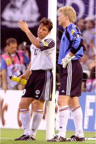 ...das Letzte seiner 150 Länderspiele (hier im Bild mit Torwart Oliver Kahn.