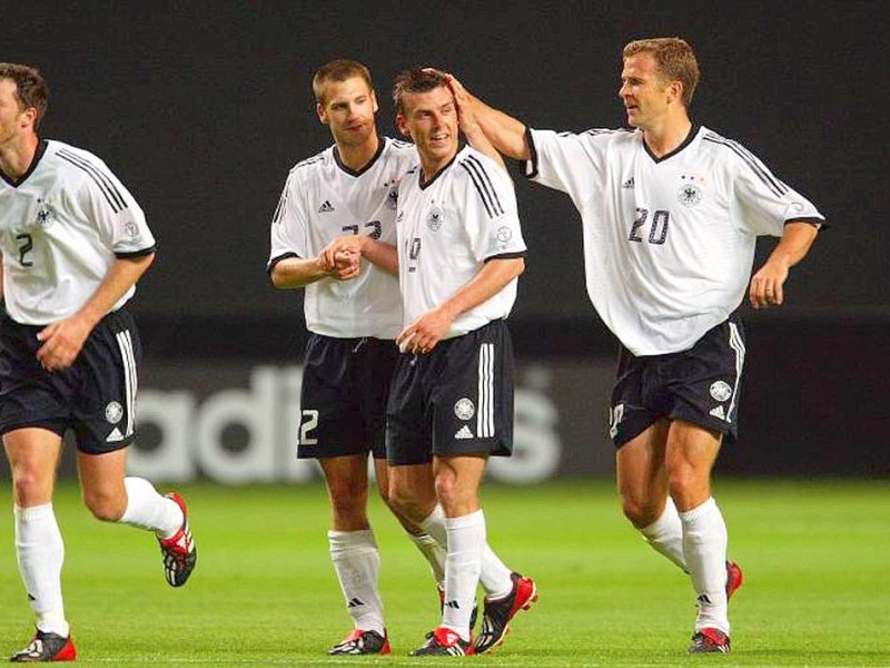 Damit konnte Brasilien auch in Asien und somit auf jedem Kontinent, auf dem bis dahin Weltmeisterschaften ausgetragen wurden, einen Titel gewinnen.  Auf dem Bild zu sehen sind Bernd Schneider (Mitte), Oliver Bierhoff, Torsten Frings und Thomas Linke.