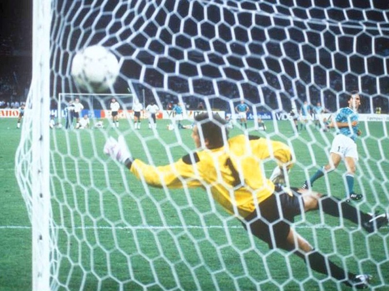 Das WM-Halbfinale 1990: Karl Heinz Riedle zieht vom Elfmeterpunkt ab und läßt Torwart Peter Shilton (England) bei seinem Treffer zum 3:3 im Elfmeterschießen keine Chance.