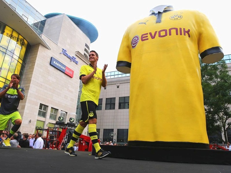 ...bis es schließlich komplett zu sehen war. Zur Präsentation kamen Torwart Roman Weidenfeller und  Sebastian Kehl...