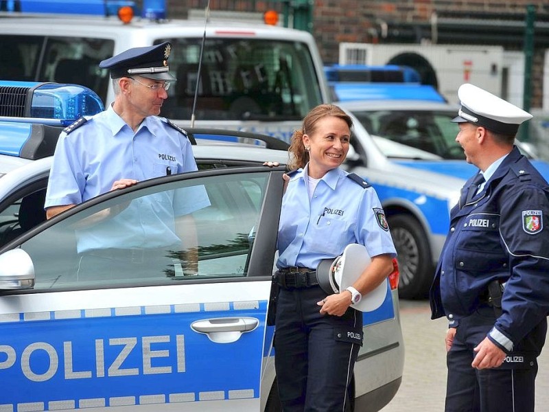 Neue Polizeiuniformen am Montag, 09.07.2012 in Recklinghausen. Im Polizeipräsidium stellte die Polizei die neue Dienstuniform vor Im Bild der Leiter der Dienststelle RE, Michael Zachäus, PK Tanja Laszewski und PK Jörg Borreck (vL)..Foto: Joachim Kleine-Büning/WAZ FotoPool