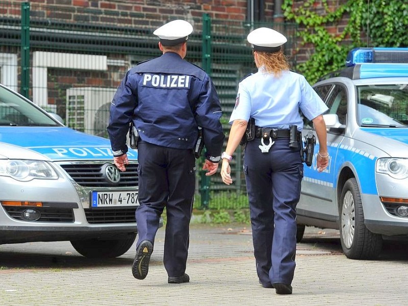 Neue Polizeiuniformen am Montag, 09.07.2012 in Recklinghausen. Im Polizeipräsidium stellte die Polizei die neue Dienstuniform vor. Im Bild PK Jörg Borreck und PK Tanja Laszewski.Foto: Joachim Kleine-Büning/WAZ FotoPool