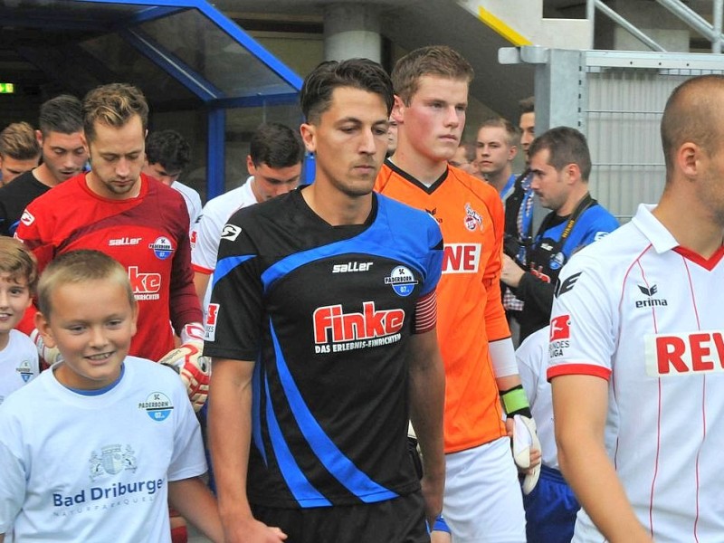 2. Fussball Bundesliga: SC Paderborn - 1. FC Köln 1:2 (0:1). Paderborns Kapitän Jens Wemmer läuft ein.