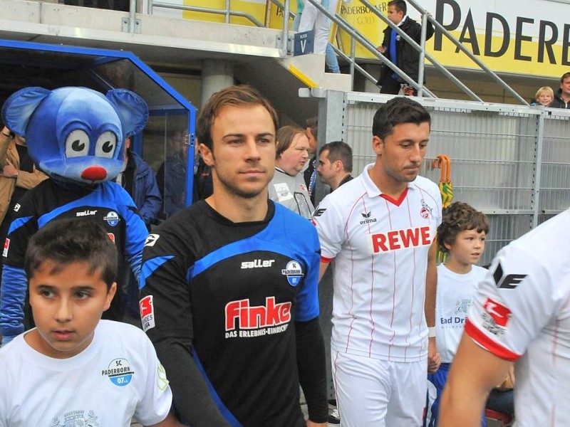 2. Fussball Bundesliga: SC Paderborn - 1. FC Köln 1:2 (0:1). Paderborns Alban Meha läuft ein.