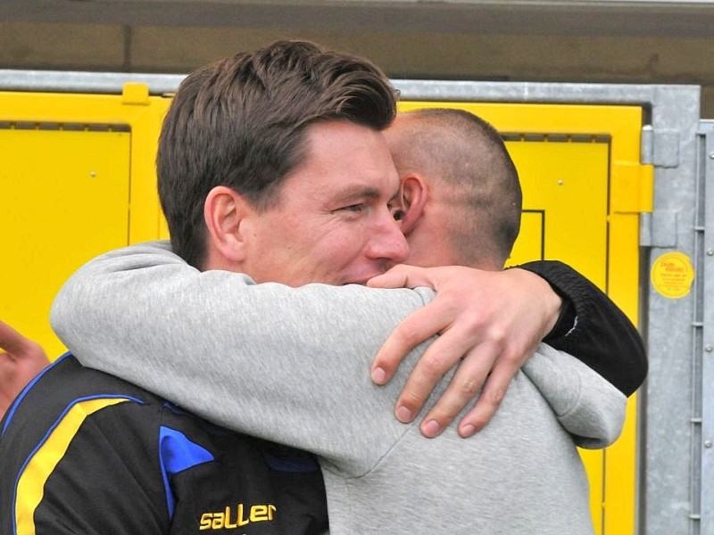 2. Fussball Bundesliga: SC Paderborn - 1. FC Köln 1:2 (0:1). Paderborns Coach Stephan Schmidt (l.) und Kölns Trainer Holger Stanislawski sind gute Freunde.